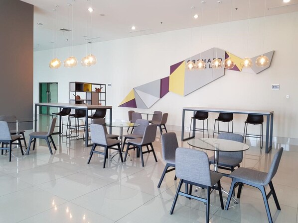 Meeting facility - Spacious Studio Apartment at Tanglin Tower Supermall Mansion (Surabaya)