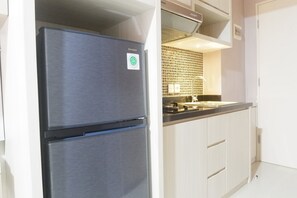 Room | Private kitchen | Fridge, stovetop, cookware/dishes/utensils - Minimalist Studio Apartment at Supermall Mansion Orchard (Surabaya)