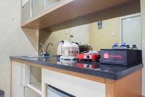 Habitación | Cocina privada | Refrigerador, parrilla de estufa y utensilios de cocina 