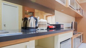 Room | Private kitchen | Fridge, stovetop, cookware/dishes/utensils - Cozy Studio at UC Apartment (Surabaya)