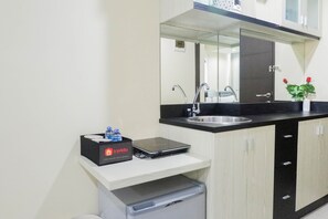 Rum | Eget kök | Kylskåp, spishäll, vattenkokare och grytor/köksredskap