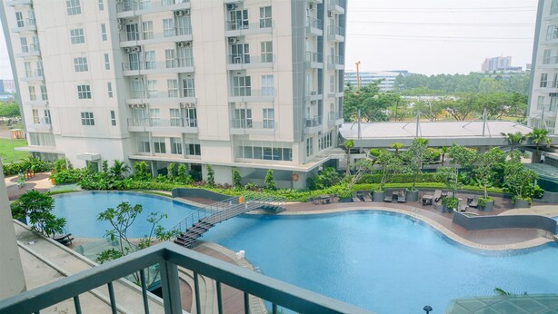 Outdoor pool - Cozy and Spacious 1BR Apartment at Casa De Parco (Pagedangan)