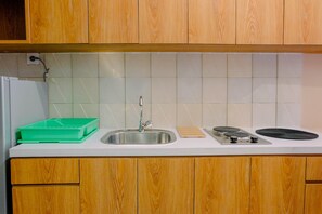 Room | Private kitchenette | Fridge, stovetop, cookware/dishes/utensils