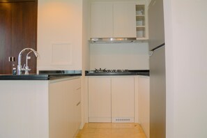 Kühlschrank, Herdplatte, Wasserkocher, Kochgeschirr/Geschirr/Besteck