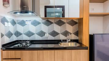 Refrigerador, placa de cocina, utensilios de cocina