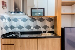 Quarto | Cozinha americana privada | Geladeira, cooktop, talheres/pratos/utensílios de cozinha