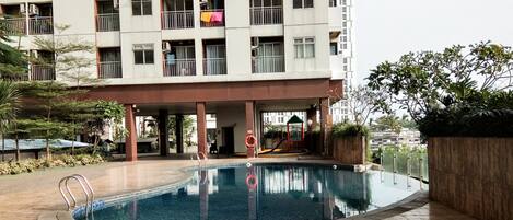 Una piscina al aire libre