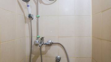 Habitación | Baño | Regadera y toallas