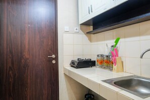Quarto | Cozinha americana privada | Geladeira, cooktop, talheres/pratos/utensílios de cozinha