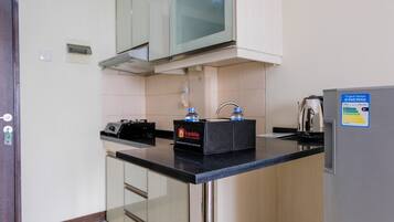 Room | Private kitchenette | Fridge, stovetop, cookware/dishes/utensils