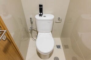 Room | Bathroom | Shower, towels - Simply and Homey Studio Apartment at Tree Park City (Tangerang)