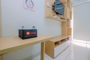 Habitación | Cocineta privada | Refrigerador, parrilla de estufa y utensilios de cocina 