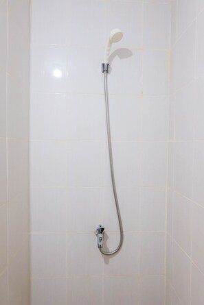 Kamer | Badkamer | Een douche, handdoeken