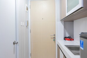 Habitación | Cocina privada | Frigorífico, placa de cocina y utensilios de cocina