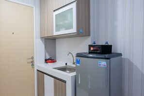 Room | Private kitchenette | Fridge, stovetop, cookware/dishes/utensils