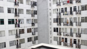 Ein mehrstöckiges Wohngebäude mit Balkonen, Fenstern und einem zentralen Treppenhaus.