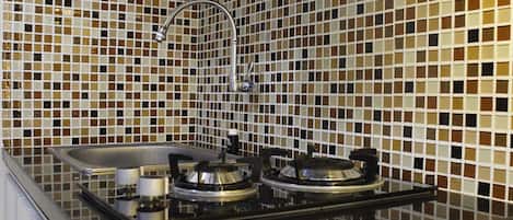 Kamar | Dapur pribadi | Lemari es, kompor, dan peralatan masak/sendok-piring