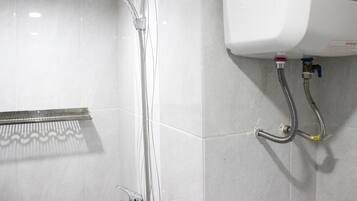 Kamer | Badkamer | Een douche, handdoeken