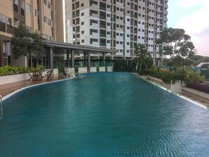 Una piscina al aire libre