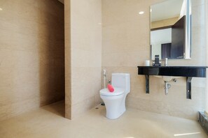 Zimmer | Badezimmer | Dusche, kostenlose Toilettenartikel, Handtücher
