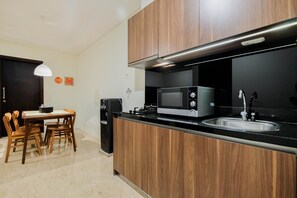 Room | Private kitchenette | Fridge, microwave, stovetop, electric kettle - 1BR Pancoran L'Avenue Comfy Apartment (Jakarta)