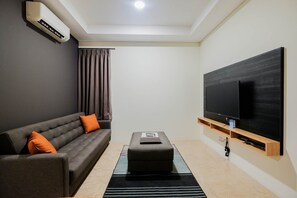 Room | Living room | TV - 1BR Pancoran L'Avenue Comfy Apartment (Jakarta)