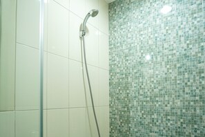 Habitación | Baño | Regadera y toallas 