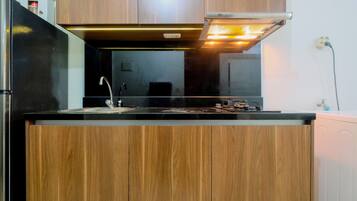 Room | Private kitchenette | Fridge, stovetop, cookware/dishes/utensils