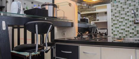 Rom | Eget kjøkken | Kjøleskap, kokeplater og kjøkkenutstyr