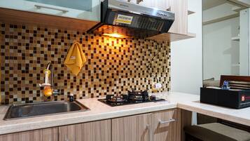 Quarto | Cozinha privada | Geladeira, cooktop, talheres/pratos/utensílios de cozinha