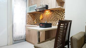 Quarto | Cozinha americana privada | Geladeira, cooktop, talheres/pratos/utensílios de cozinha