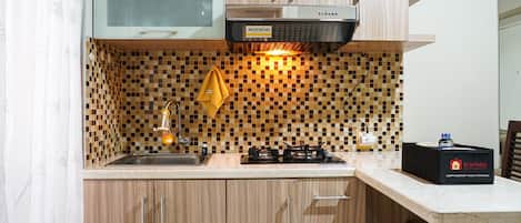 Habitación | Cocina privada | Refrigerador, parrilla de estufa y utensilios de cocina