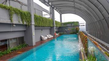 สระว่ายน้ำกลางแจ้ง