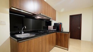 Kamar | Dapur kecil pribadi | Lemari es, microwave, kompor, dan peralatan masak/sendok-piring