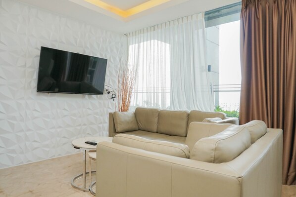 Room | Living room | TV - Big and Cozy 4BR at L'Avenue Apartment (Jakarta)