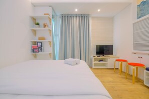 Room | Desk, free WiFi, bed sheets - Comfortable Studio Apartment at Woodland Park Residence (Jakarta)