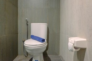 Kamer | Badkamer | Een douche, handdoeken