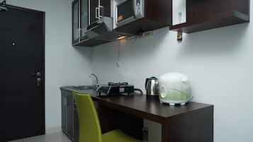 Refrigerador, microondas, placa de cocina, tetera/pava eléctrica