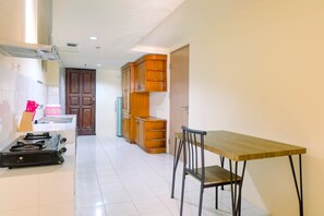 In-room dining - Big and Homey 3BR Menara Rajawali Edelweis Apartment (Jakarta)