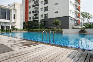 Outdoor pool - Spacious and Contemporary 2BR The Aspen Apartment (Jakarta)