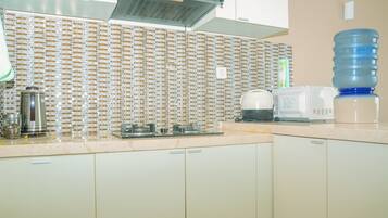 Room | Private kitchen | Fridge, microwave, stovetop, cookware/dishes/utensils