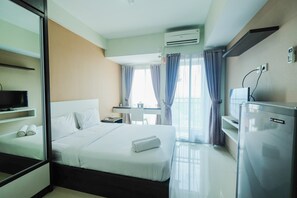 Room | Free WiFi, bed sheets - Simply Modern Studio Grand Dhika City Apartment (Bekasi)
