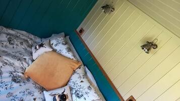 Escritorio, cunas gratuitas y ropa de cama