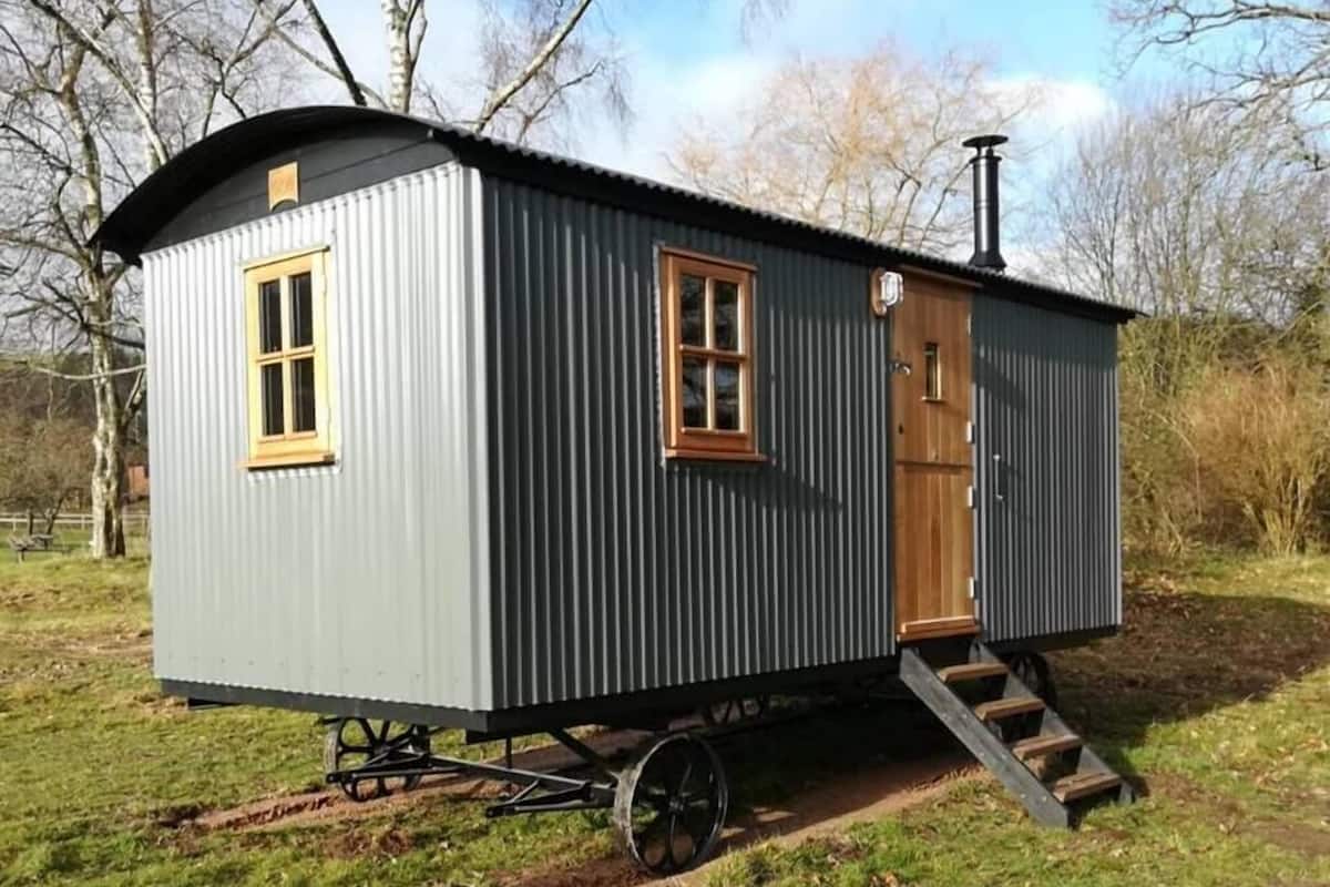 Deluxe Cabin | Desk, free cribs/infant beds, bed sheets