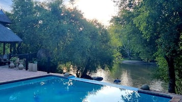Kolam renang outdoor