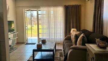 King Protea Chalet (Garden View) | Area keluarga | Televisi 32-inci dengan saluran TV satelit