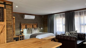 African Jacana Cabin (Bush View) | 1 bedroom, premium bedding, individually decorated