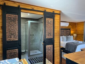 African Darter Cabin (Bush View) | Bathroom | Towels, toilet paper
