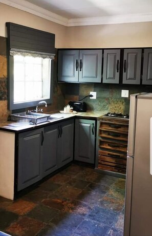Bush Chalet | Private kitchen | Mini-fridge, microwave, electric kettle, cookware/dishes/utensils