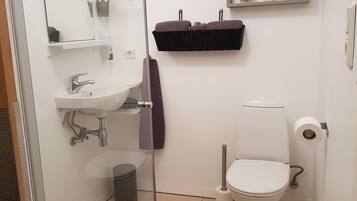 Basic Apartment | Bathroom